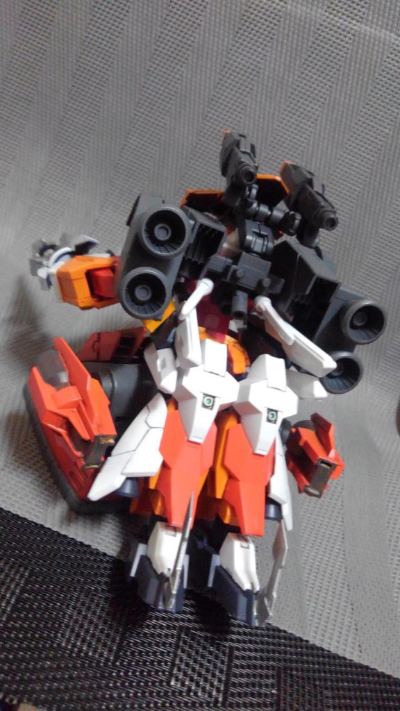 そのままはみ出している脚は前のめりになりやすい本機のバランサーになっているぞ(実話)