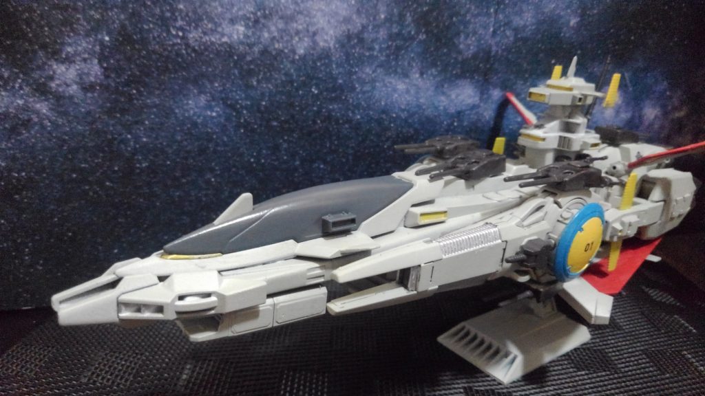 艦首にビームシールド
両舷にIフィールド発生器、ハイメガキャノンを試験的に搭載
いずれもMSに搭載するには小型化が間に合わず性能的にも不完全な代物
各砲塔は正面火力に重点を置いた配置で死角が多く、友軍から特攻艦と揶揄されることも