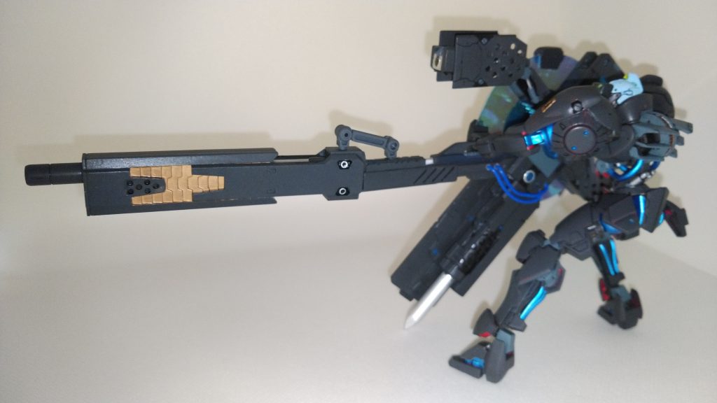 ブラックバレル、展開!
鉄血設定的にはお馴染みのダインスレイブ的な砲。
レアアロイ製の弾頭(通常砲弾サイズ)を延長バレルを用いた電磁投射にて超高速で射出する。
そもそもあんな長さ必要なのか?アレ。