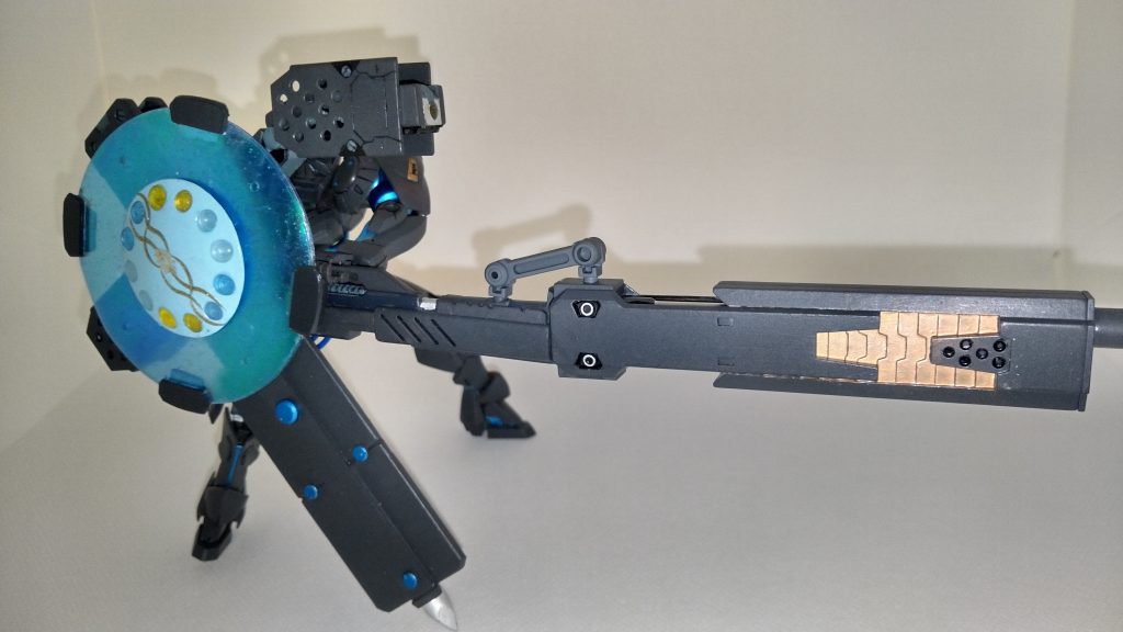 ・・・盾を可変させてるから輝き撃ちが出来ない!!(血涙)
FG○のブラックバレルの砲身変形機構が魔術的過ぎて再現できそうになかったのでフレキシブルアームにて延長用バレルを無理矢理接続しています。