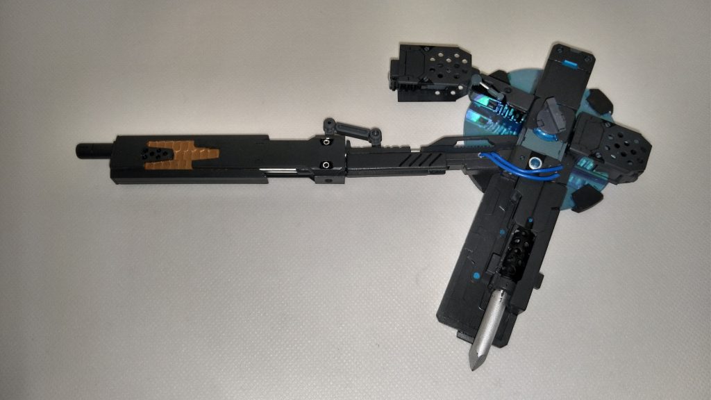 砲身基部にジャンクパーツな旧1/100νガンダムのライフルを。
バンカー裏はプラ板の積層です。
ケーブルも付けてますが装飾品ですので発光ギミック等はありません(-人-;)