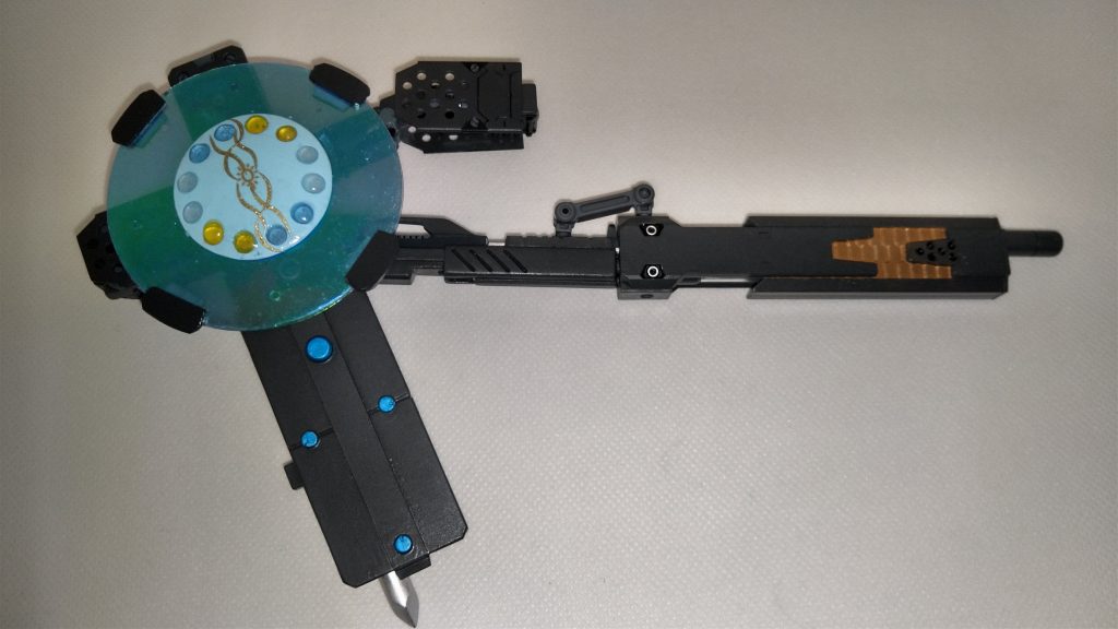 正直こっちが本体です(笑)
ベースはK社のヘヴィウェポンユニットです。
ギャンの盾だけじゃサイズが物足りなかったので100均の装飾品を積層してシールド回りを輝かせてます( ゚∀゚)