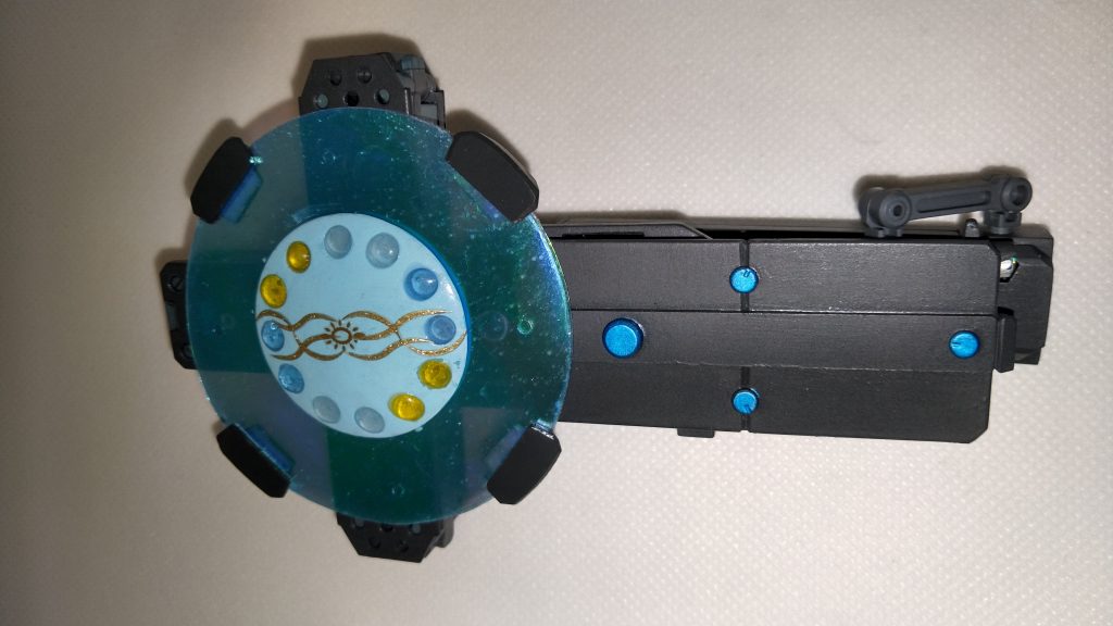 シールドは旧1/144ギャンから奪ったものなので○モールドが寂しいのでレジンを流し込んで煌めかせてます。
中央の装飾は100均のネイルシールです。