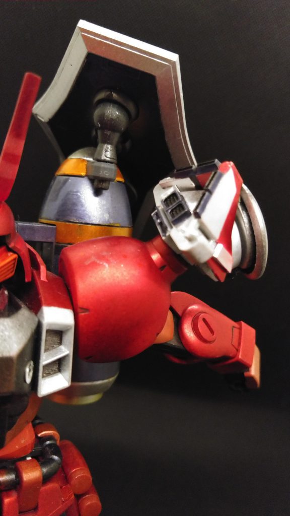 丸肩アーマーの刺も撤去。近接装備等余計なウェイトを除けてドラグーンユニットをセット!
ネオジム磁石で取付してます。