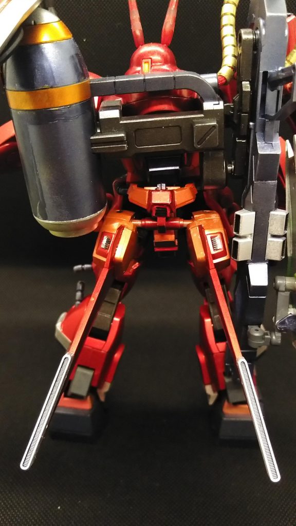 リアスカートも膝立ちの邪魔になったので取っ払ったのですが尻丸出しはルナマリアさんの乗機としてどーなのよと思い直しジャンクパーツでスタビライザーを接続。フォースシルエットからの流用なのでそんなに違和感無いと・・・良いなぁ(笑)