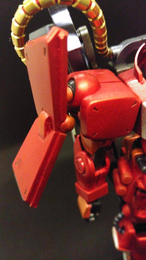 切り離した尻アーマーを加工して小型シールドを作成、肩アーマーを左右反転させてセット。
ダクトもあるしラミネート装甲設定にしても良さそう(笑)