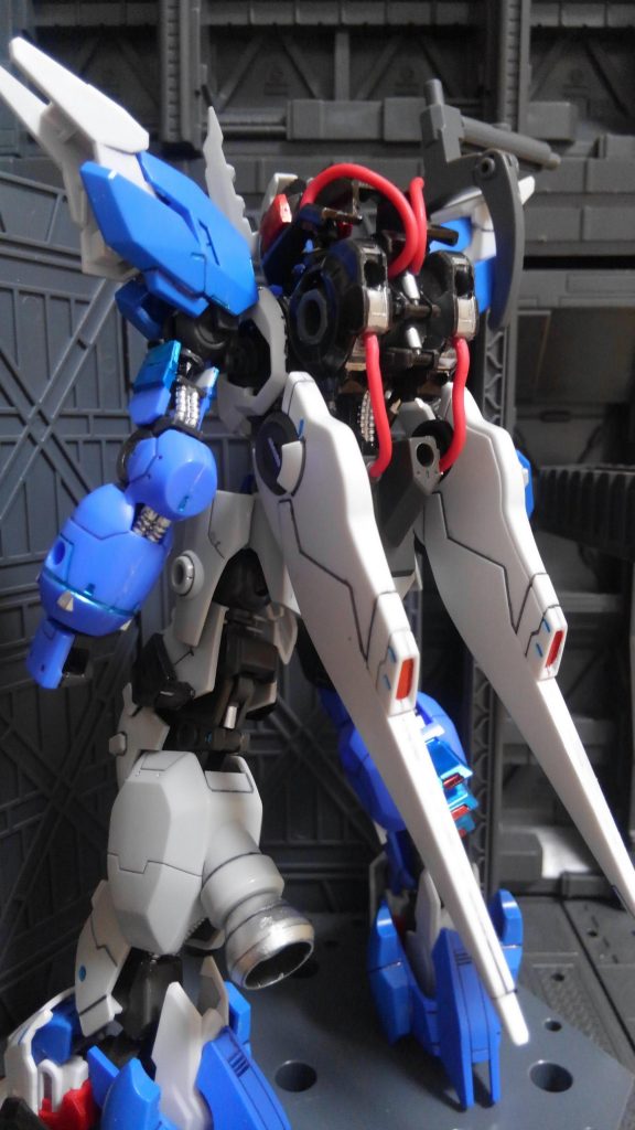 バックパックです。
ルプスレクスの腕を取りつけるため、ガンダム・フレームの胴体部分をピンバイスで穴を開け、ランナーで接続しました。あまり重くすると自立できなくなるのが欠点です。
また赤いリード線も前回より多めに使用しました。