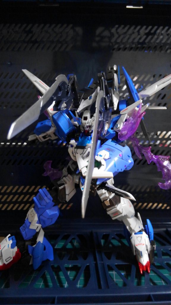 リミッター解除からバックパックのサブアームにデュアルソードを装着し、腰に装備したナイフを持ち、突撃!
プルーマを蹴散らしながら進む、特攻状態です。
