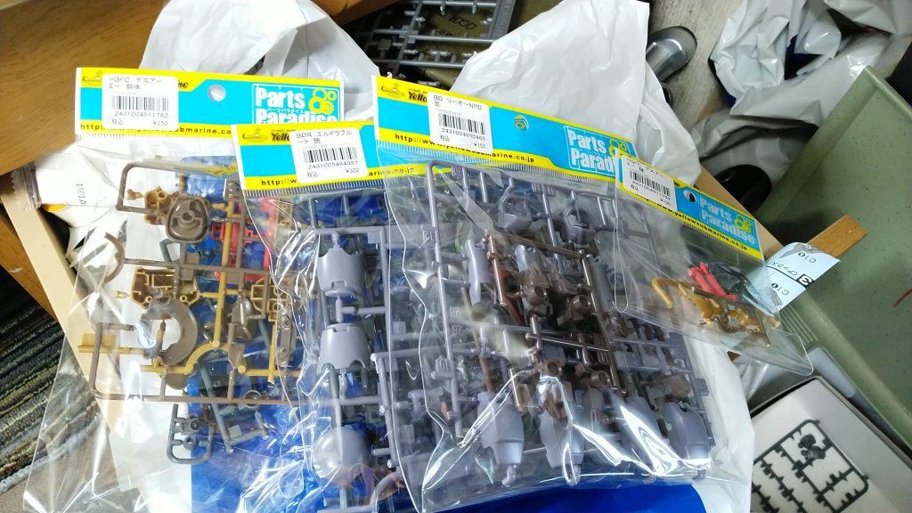 【ガンプラデータ】ベース:HGFC デスアーミー(頭・胴体)HGBD:R エルドラブルート(両腕)HGBD リーオーNPD(両足) など「ラストミッション」登場機体の多くは、物語のルートを変更してから考えた機体達となります。当然ながらエルドラ側の機体は必要となり、「ヒトツメ」を自力で増やすことに。イエサブ・パーツパラダイスでパーツを購入、武器は本連載で溜めたHGBCで補います。