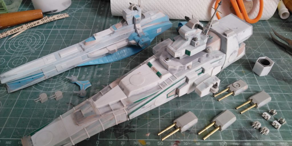 幅増し・延長、さらにプラ板で囲って全体的に大型化しています。
主砲塔は戦艦ビスマルクのもの。砲身は真鍮パイプ。
対空機銃は艦船模型のものを加工して使用。