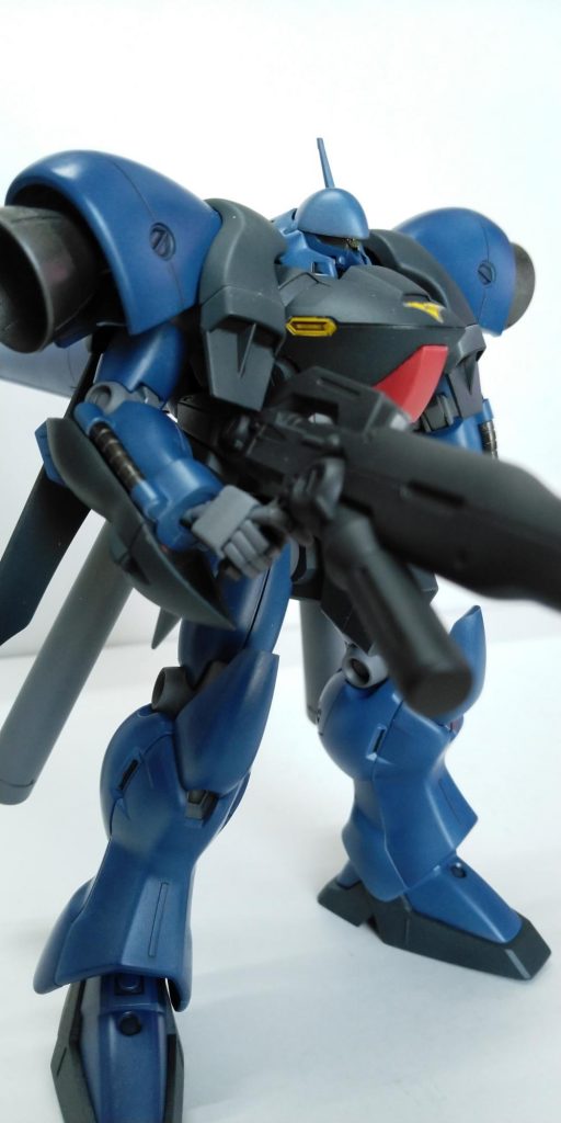 味方機の援護が主任務なので、威力よりも連射性能に優れたビームマシンガンで敵MSを牽制します。