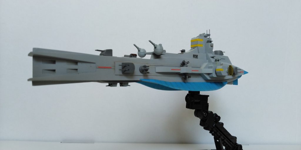 艦橋を低く切り詰めて精悍に。
放熱板とノズルの暗い赤は重く感じたので、軽やかな明るいブルーに色変え。