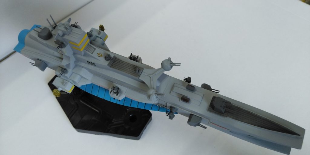 両舷のでっぱりは切り落としてプラ板で新造。どんくささが多少解消されたと思います。
甲板にはスジ入りプラ板を貼り付けて、木甲板風に。