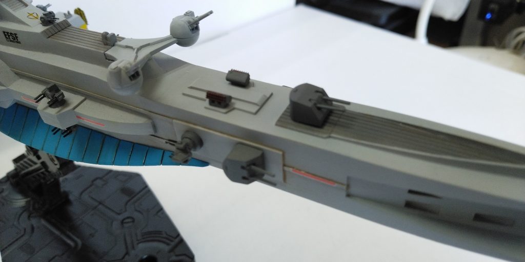 対艦戦闘はマゼランに任せて、こちらは対MS戦闘のための対空装備を増量です。
両舷のでっぱりに４連装機銃、さらに甲板に噴進砲を増設。主砲は対空の連装砲に載せ替え。
全て艦船模型から流用・加工して設置しています。