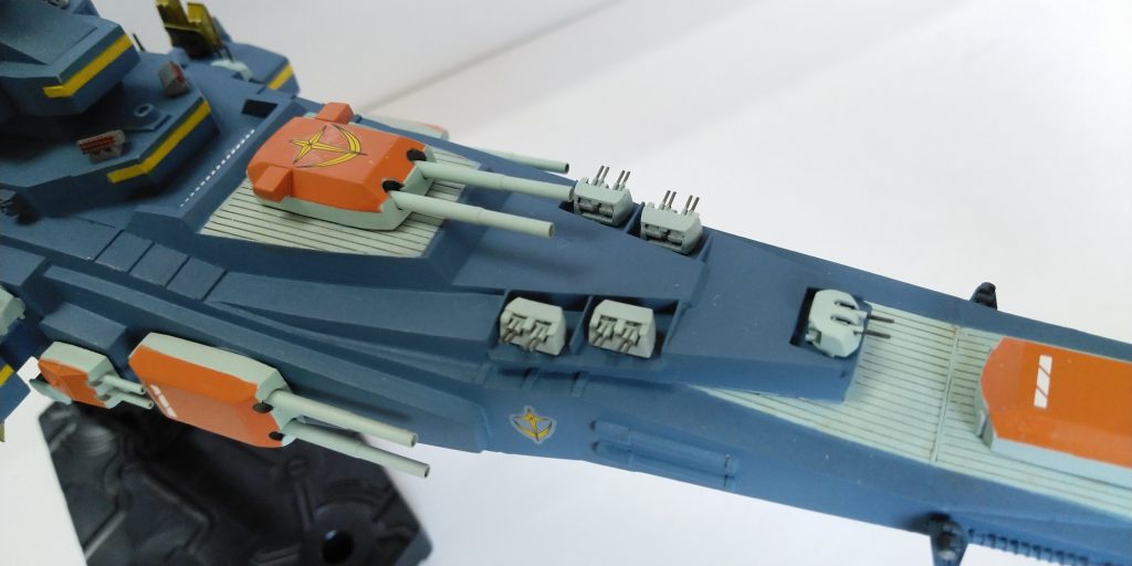 艦首主砲塔と艦橋下主砲塔の間が間延びしてしまうので、対空機銃を設置。
甲板はスジ入りプラ板を貼り付けて木甲板っぽく。