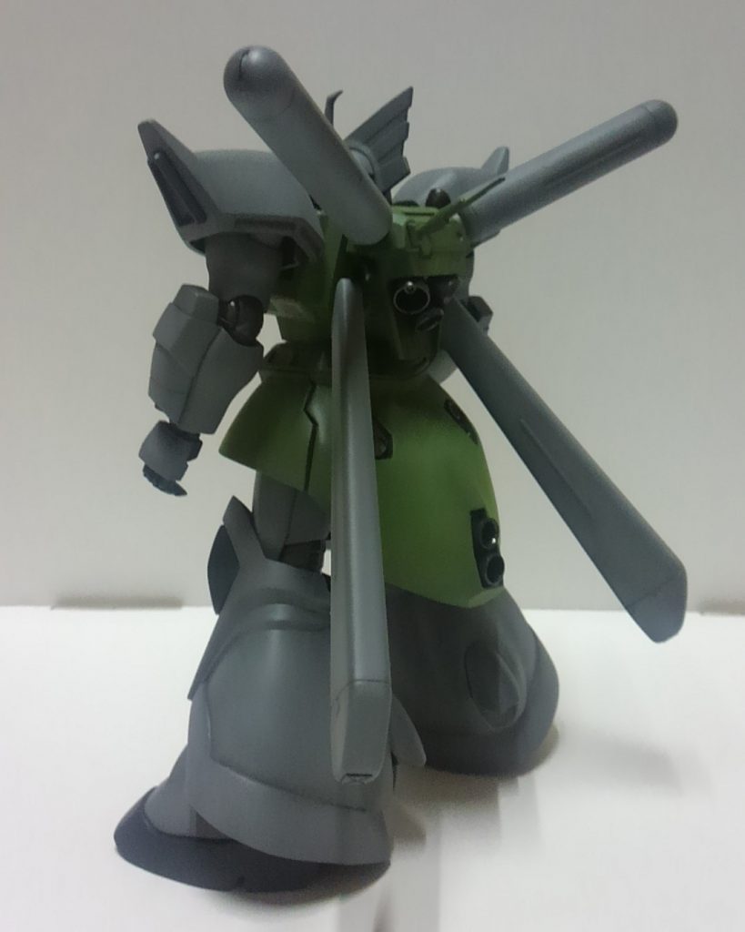 スカートを量産型ゲルググのものにしたのは、前後に分割されて可動範囲が取れるからです。
リヤスカートはデザインが異なるので、シーマカスタムのものをかぶせてがっちり固定の後、ポリパテで形状修正しています。

肩と腕をＪのものに変更したのは、肩アーマーに厚みがあり強そうに見えることと肘関節の見栄えが良いと感じたからです。