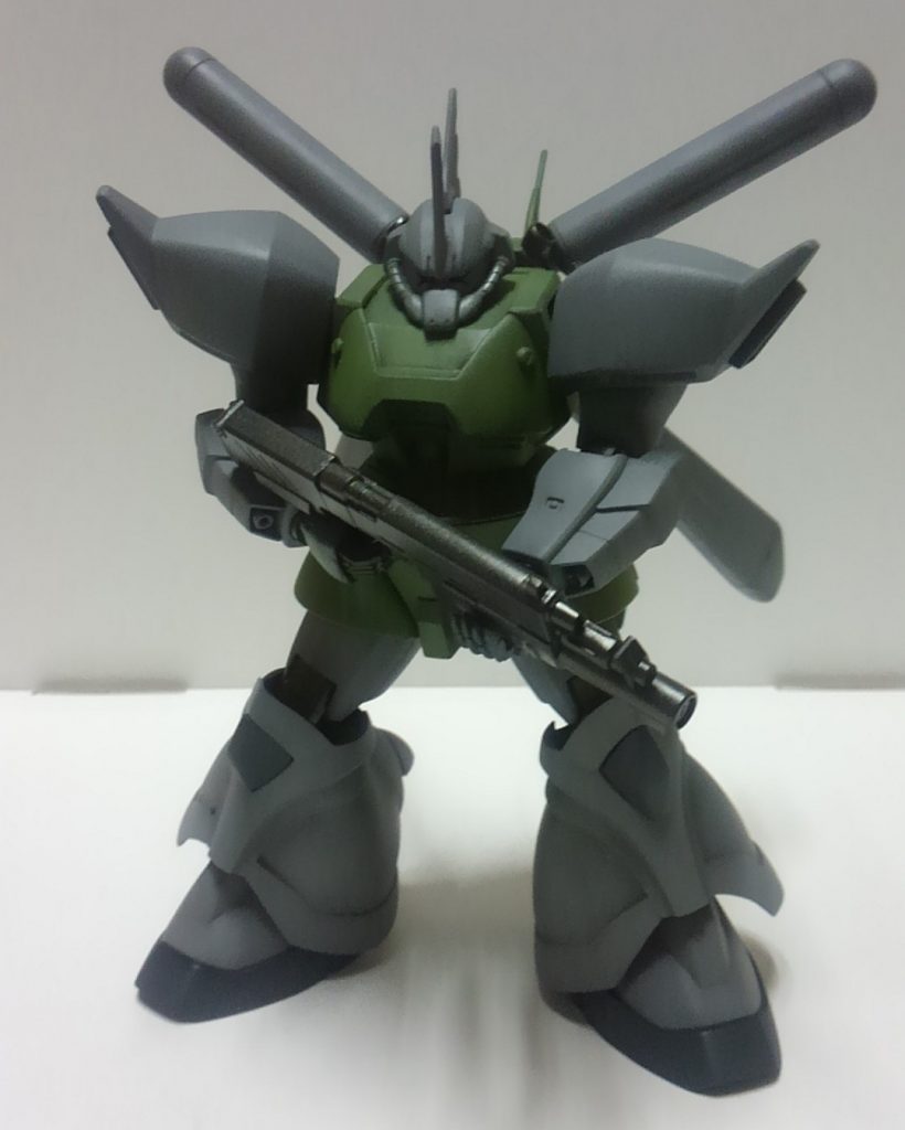 顔はモノアイスリットを狭めて目つきを悪く。
胸はポリパテでボリュームアップ。
胴にジョイントを仕込んで、肩の前後スイングを実現。
太腿もポリパテでボリュームアップ。
スネのフレアは外側に大きく膨らむように形状修正。
足首も同じく左右に膨らむように形状修正。
カスタム機ではないので武器はMMP80マシンガン(ザク改のもの)に変更。