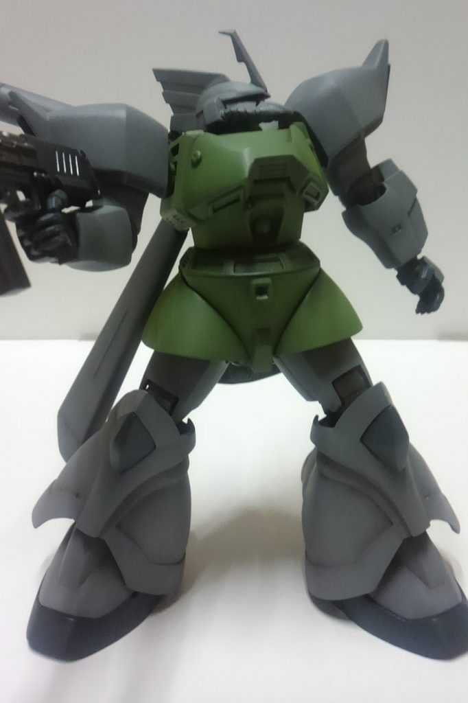 胸と腹部を分割してジョイントを仕込んだので、煽りポーズが可能。
脚のボリュームアップに伴い、スカートも裾を広げています。