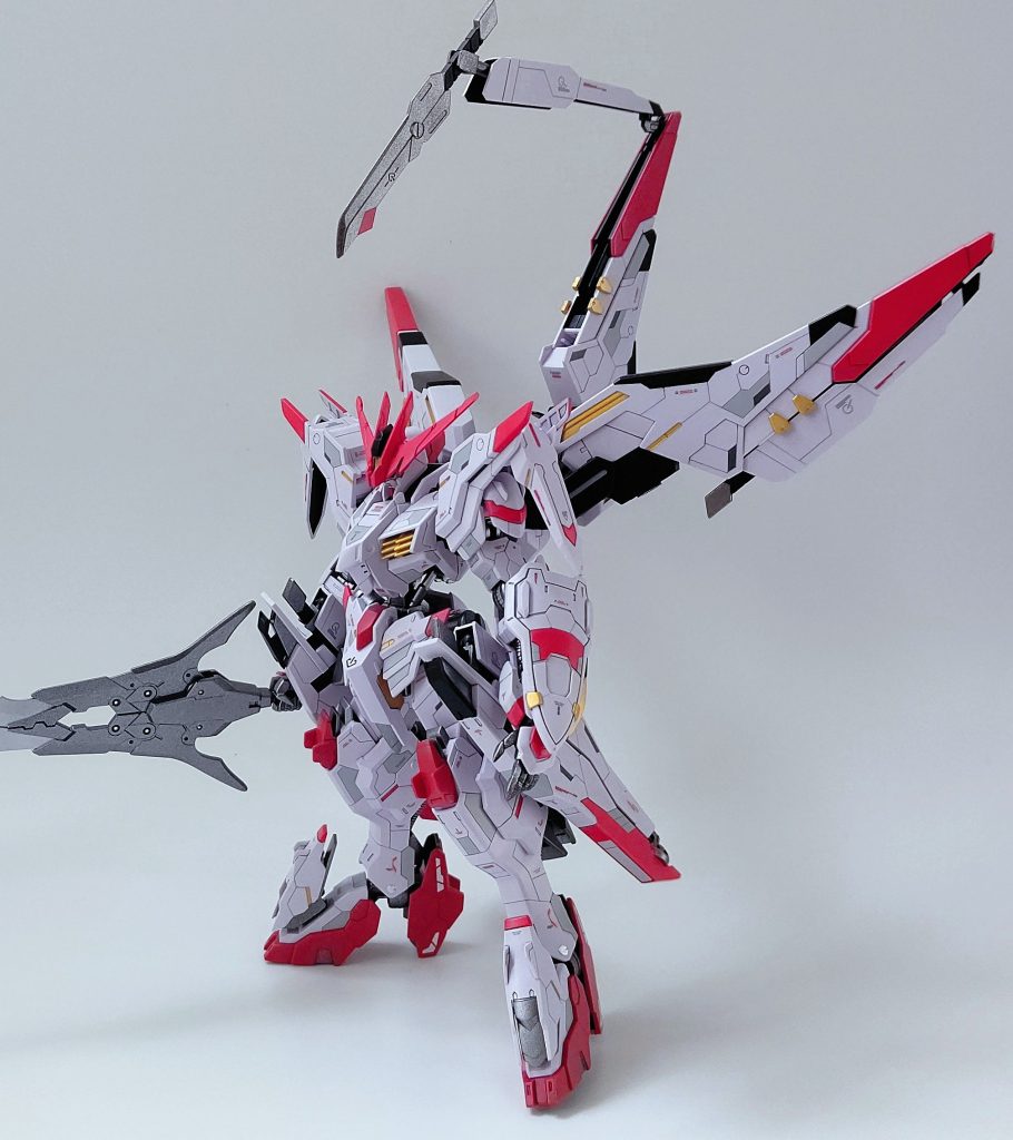 この三枚羽を展開した姿が鶴に見えるようカラーリングなどもバックパックはよせてみました!
シールドや短剣をマウントできるところは全て裏打ちで黒やメタル系の塗装をしています。