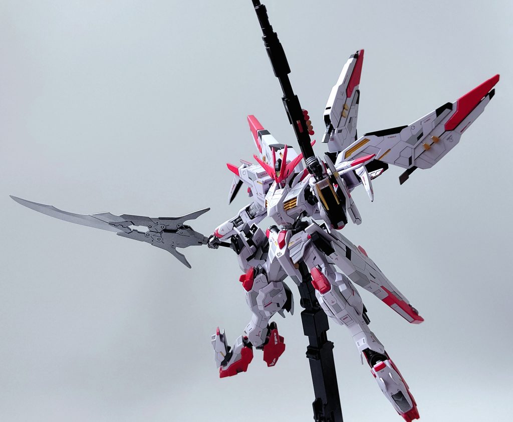 メイン武装としては右手の大剣でモビルアーマーの取り巻きのプルーマはショットガンで排除します!薬局はランナーをカットしてつくりました!下からちゃんと装填できます!