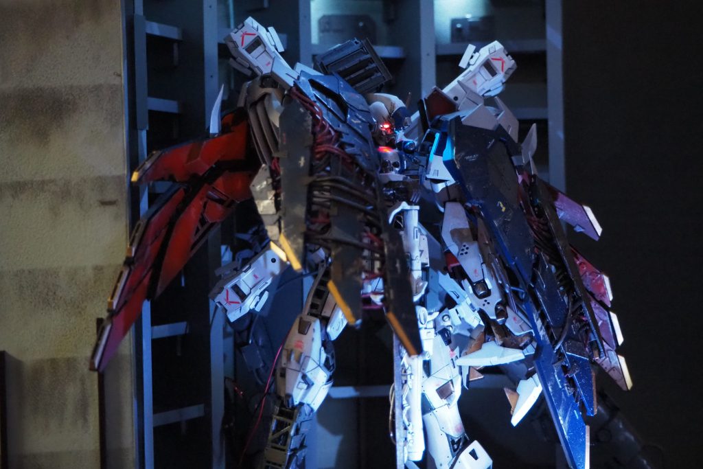 カニの手は余ってたシェンロンガンダムEW版をインストール。
手の部分からは伸ばしランナーを束ねたハーネスでグズグズに接続して、敢えてアウターパーツの様にオフセットさせて装着してます♪