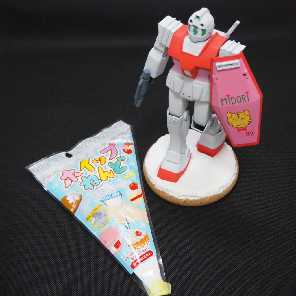劇中では雪原の戦いだったのでベースを雪っぽく。コルクのコースターと100均で買ったこれを使用。しかし82年当時に100均てあったのだろうか
