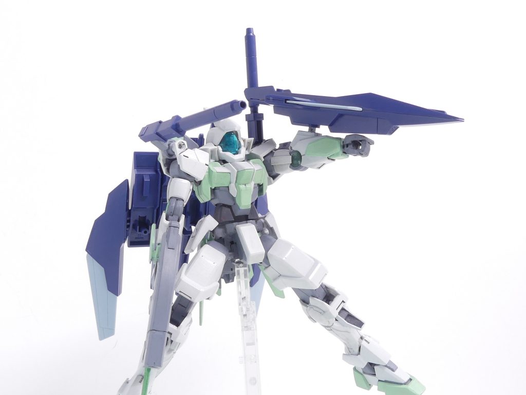 機首ユニット:ライトニングガンダムのシールドに合体可能。先端にメガ粒子砲(?)も持つ。本体にも小型の機首ユニットが存在する。・・・なんだかそんな記憶もあったけれど。ともかく、こちらは3ミリ穴2個に軸1個。