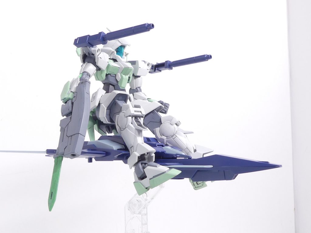 ブースターユニット:プラフスキー粒子を利用したガンプラバトルでは、背中に背負った「バックパック」・・・いわゆるブースターユニット(他機体の一部)が生きていれば戦闘を続行できる。バックパックが破壊されれば本体、本体が破壊されればバックパック。共生関係にある彼らは、「最後まで諦めない」意志の体現。ネイキッドを乗せて。応用範囲が狭くちょっと使いづらい部類にあたりますが、ライトニングの劇中再現には欠かせない「バックパック」です。もちろん作中同様にビルドバーニングを乗せてもよし。でもウイニングのコアファイターを無理矢理腕に付けるのは大変だ。あと・・・SDのライトニングにも無改造で接続できたんでしたっけ。