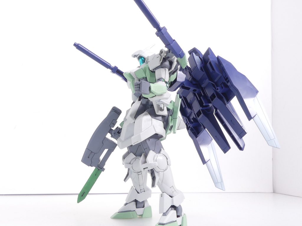 本体に装着・・・後のMk-II以降に比べるとかなり厳しい。何故か接続パーツの固定方法が「機首部分を縮めてできた穴に接続パーツをはめ込む」・・・このため取り付けは一方向で変更できません。ネイキッドだとさらに接続パーツをかますため、余計に背中の厚みが出るのでこんなことに。
