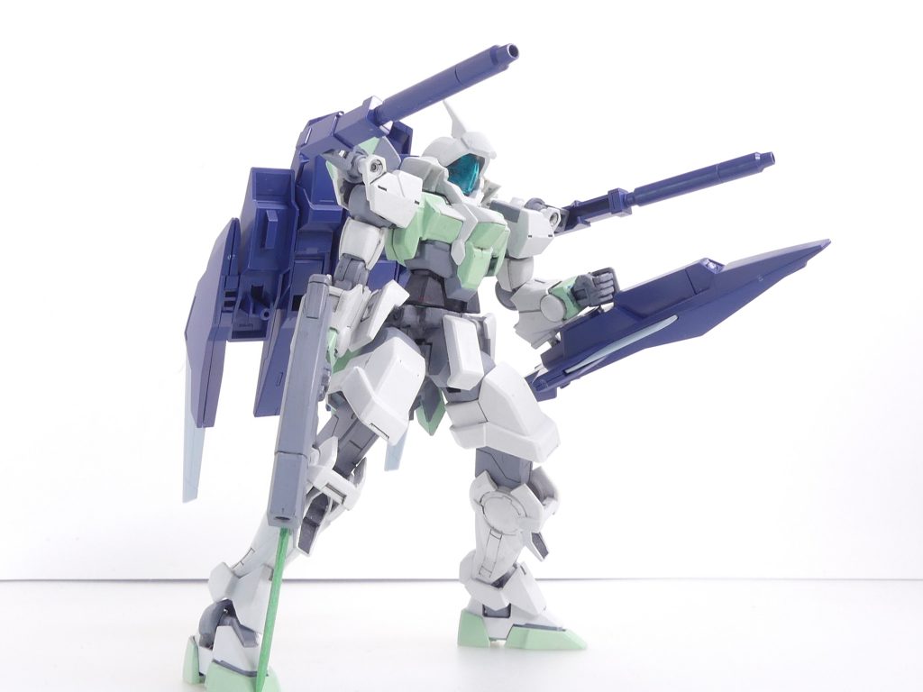 本体の武装はビームキャノンユニットとミサイルユニットから選択。ビームキャノンは3ミリ軸を持ちしかるべき場所に接続可能。ミサイルユニットははめ込み式です。本体には上側に3ミリ穴2個、下側に3ミリ軸2個(飛行時3ミリ穴は合体パーツに)。