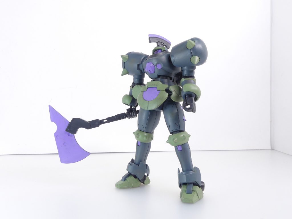 エルドラNPD:融合を始めたGBNとエルドラ。GBNのNPDデータを取り込み、ヒトツメの主・アルスが作り出したガンプラ・・・とも言いにくい物。エルドラブルート・エルドラウィンダムなど、これまで確認された「ヒトツメ」に比べ性能は劣るが、GBNのデータから無限に生成、GBNをエルドラのように侵略し始めた。その数は、最終的に50万機にまで膨れあがった。前から。コンセプトとしてはエルドラアーミー「風」です。実際のエルドラ機体はもっととげとげしていますが、「GBNのデータで無理矢理作った」を意識。当該パーツパラダイスにデスアーミーの足が売っていなかったこともありリーオーNPDで代用。膝当ては当該パーツパラダイスに同封されていたデスアーミー腕の余剰パーツ。肩からとげが突き出ているのはブルートの特徴。