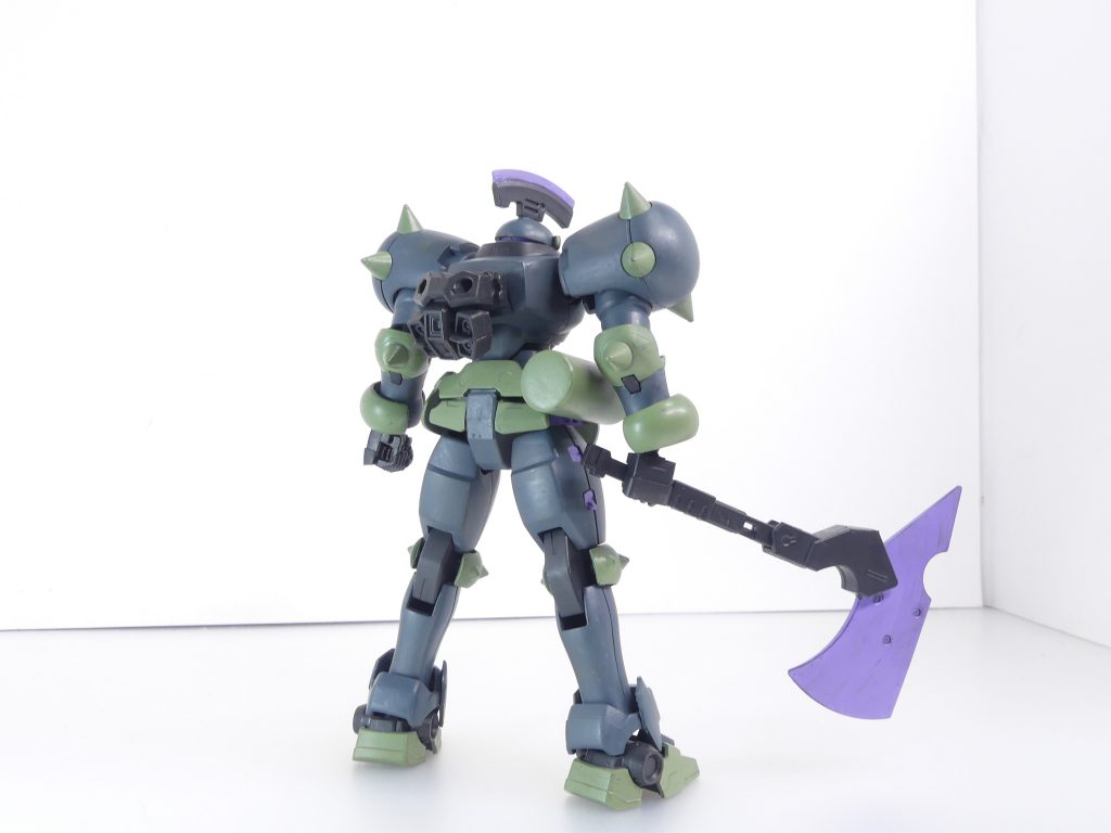 後ろから。バックパックはその場にあった(次回も参照)ガンダムジェミナス01から。腰のエネルギーパック・武器はモックアーミーセットから。その他、ダナジンやカスタマイズキャンペーンのパーツも利用。全体的にさっくり作っているため粗などは多いかもしれません。とはいえ、冒頭の乱戦シーンなどの演出手段が増えました。