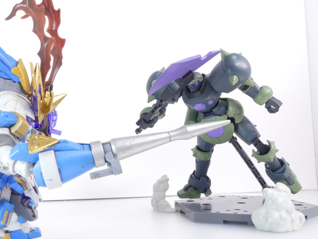 ~一体何だ、アルザス・リースリング!~シュナイデからの通信。戦闘直前に、それは現れた。デスアーミー、ドートレス、ウィンダム・・・様々な量産機の風貌をしたガンプラ?・・・いや、あたし・・・知ってる。~まさか、管理権限でけしかけたというわけではあるまいな!?~・・・してないしてない!そうだったら、あたし達にも襲いかかってないでしょ!?あたしは、管理サイドの人間として知っていた。エルドラ。そこにいるっていう、「ヒトツメ」だ。ヒトツメの数は、100機。それ以上かも。あたしは、空を見た。GBNどのディメンションからでも、見えて・・・「現れて」いた。「エルドラの月」。惑星・エルドラに甚大な被害を与え、この星にまで謎の通信障害をもたらしたって言う「要塞」。それが、GBNにおける「地上」にいきなり出現したっていうの・・・!?