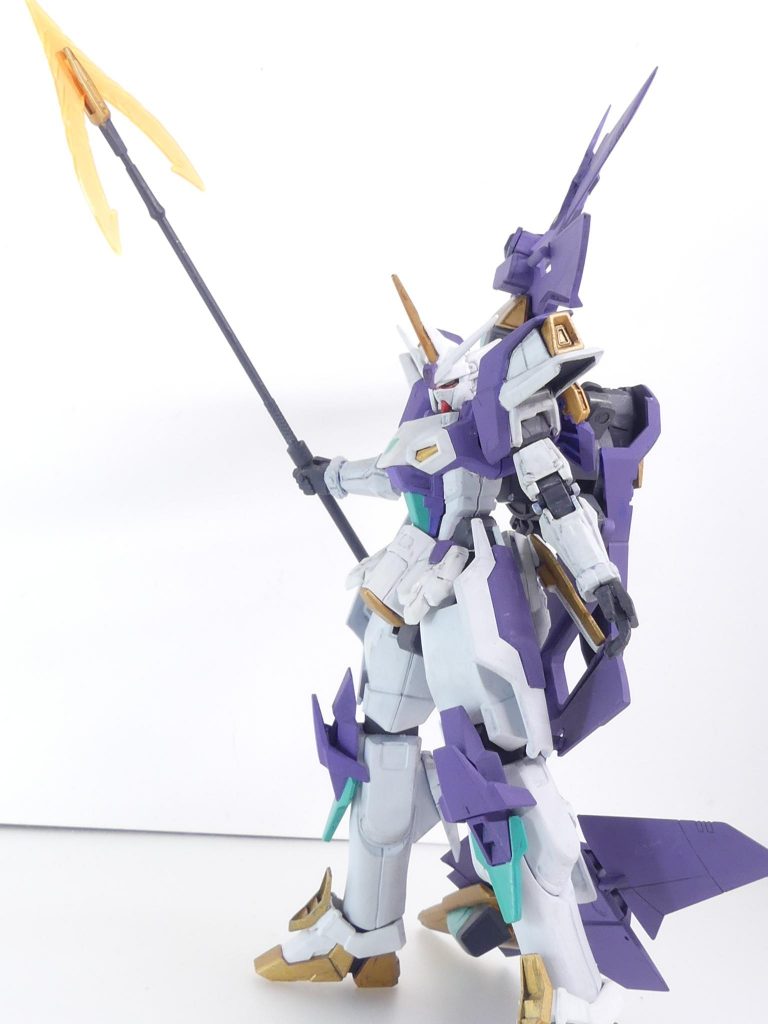 「その後」のハタモト:いわゆる「コカトリス事件」で(無印#9)GBNを一度は去ったハタモト。しかし、ガンプラへの情熱は衰えていなかった。その後、「ブレイクデカール事件」時にいわゆる「修正パッチ」の開発のため管理側に引き戻される。彼はかつて「アルケミスト」に在籍していた時代の知識を元に各種バグへの修正パッチ製作データ収集に奔走。月のように、GBNを影から見守る決意をしたのである。彼がついに、アルザスの元に姿を現した・・・ビームランサー:グリープのもの。柄部分の長さは元々の2倍ほどに延長されている。ランサーは、旧キットグリープそのままでは現行ジェミナスの手で持てなかったためシステムウェポンキットから柄を持ってきて繋げました。