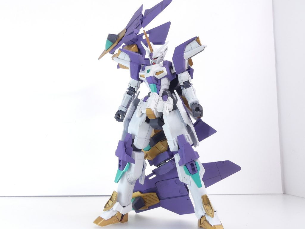 ガンダムジェミナスルナ:GBN管理サイドとなり裏から世界を見守っていたハタモトが、新たにビルドしたガンプラ。「ガンダムジェミナスに全領域に対応する能力を付ける」事がコンセプトとなっており、多くのパーツはガンダムグリープから流用されている。ムーンガンダムのように月形に展開させたリフレクトシールド・・・リフレクトプレートが特徴。前から。雰囲気としてはムーンガンダムを意識。脚部をディナイアル、肩アーマーはジェミナス素体にグリープの肩をかぶせて。配色としてはアローラ地方の月を誘う伝説のポケモンを意識しつつ紫系で・・・