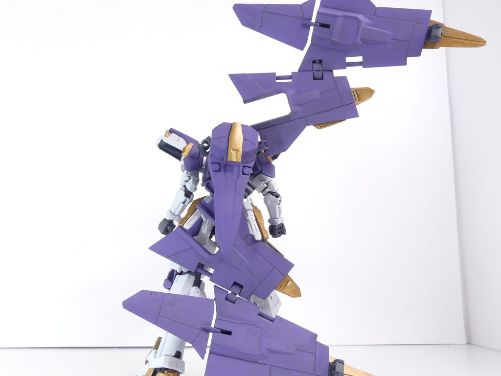 後ろから。バックユニットはプトレマイオスアームズから。そこから旧キットグリープの接続パーツを介しリフレクトプレートを配置。最終的には当時品グリープのパーツもプラスし4方に配置できるようになりました。