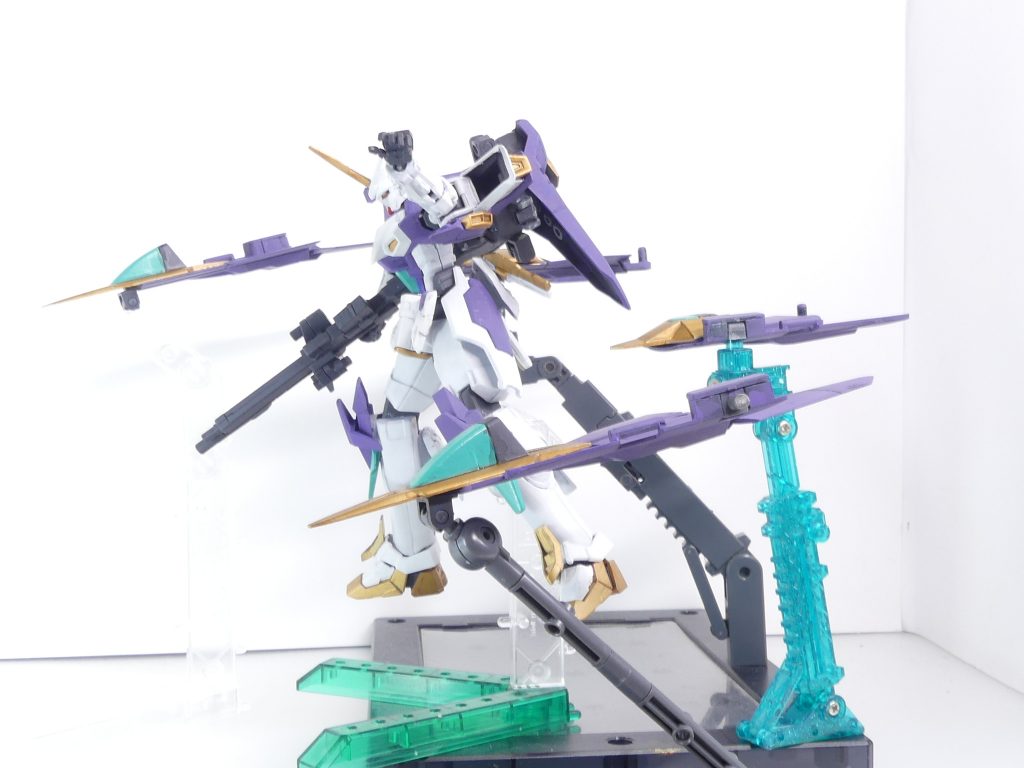 リフレクトプレート:背部に4基配置されたプレート状武装。分離させることでビームガンを持ったビット兵器として使用できるほか、それぞれが特にビームに対し強いシールドとして機能する。中間パーツは抜いて3ミリ棒接続に変更。元キットの穴を生かせば4個ともアクションベースで飾れます。