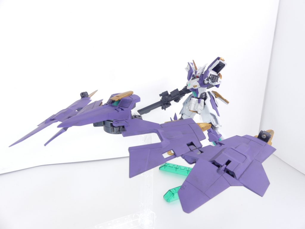 ルナディフェンサー:背中のパーツは支援機形態になるほか、突撃させて攻撃することも可能。翼位置を組み替えて。なんだかんだで「バックパックブースターユニット」の流れをくむ武装が好きな自分です。