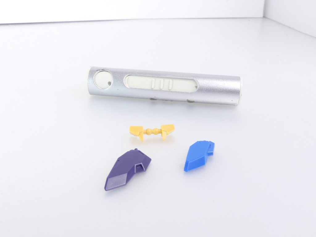 【おまけ】ツイッターにも上げましたが、EX42のコメント欄でもらっていた「コアガンダムIIにコアガンダムI用のプラネッツアーマーの腰フロントアーマーパーツが接続しづらい」問題。結論から言うと・・・コアガンダムIの腰接続スリットがコアガンダムIIの腰接続スリットよりわずかに長いのです。※アースリィ・ジュピターヴ・メルクワン・ユーラヴェン、すべて初回生産分で検証。再販で微妙な勘合が変わる可能性もありますなので、コアガンダムI用(アースリィ・ジュピターヴなど)の腰フロントアーマーはコアガンダムIIに装着するとどことなくぷらぷらで・・・その逆は結構かっちりはまる、と言うわけ。幸い、腰フロントアーマーの接続は「スリットと小さなピン」だったりもするので・・・フロントアーマー側のピンをダイソー電子ライターでわずかに炙ったり瞬着でわずかに太らせたりするとかっちり固定できておすすめ。素直に両面テープを使うのも手ではありますが一応・・・