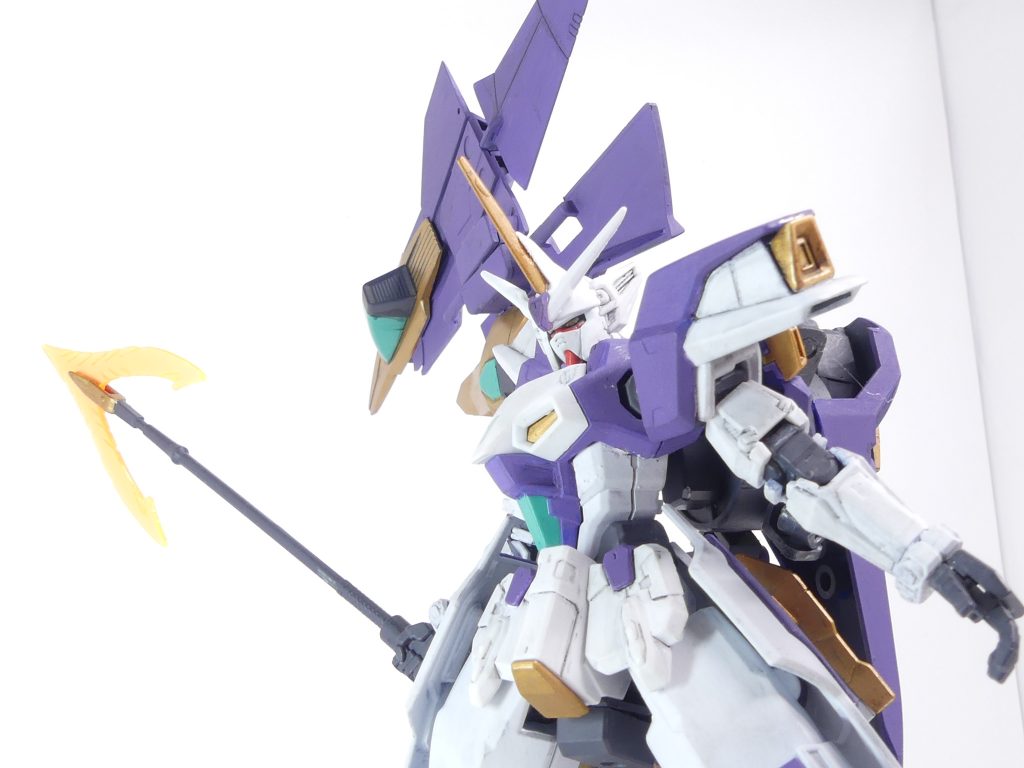 ・・・しんがりは、あたしとフォース・「ジャスティスファイト」のリーダーおよび決闘の審判役・コウメイさん、そして・・・ガンダムジェミナスの改造ガンプラに乗った謎のダイバー。コウメイさんはともかく(コウメイさんのガンプラはまた今度)、あの謎ダイバー・・・強い。見た感じ、管理サイドの人間よね。正確な射撃に斬撃。ビットの使い方・・・どれをとってもA、いやトップクラスダイバーの一人である事は間違いない。誰だっただろう、名前・・・そうだ、モニターにはもうその名前が映っている。ハタモトさん。・・・ハタモトさん!!!?・・・ハタモト・・・さん、超久しぶり・・・元気?え?今はそんな話している場合じゃないって?そうだけど、あなた・・・ガードフレームまで召喚しているって事は、間違いなく管理サイドでしょ?コカトリス事件の後行方が解らなくなって・・・それで、転職してたの?・・・ハタモトさんは、「そういうことにしてくれ」と言った。ゲーマスからも今回の事件の結果が出て・・・うん、大変なことになったみたい。ヒロト達チーム・「ビルドダイバーズ」は、惑星エルドラ事件の解決のため「エルドラの月」に向かった。ヒトツメの主・*アルス*と決着を付けるためにね。ところが・・・そこで、アルスは「奥の手」らしきものを使ったの。ビルドダイバーズがエルドラにやってくるのと逆の方法を使って、エルドラの月ごと、バージョンアップしたGBNに「移動」させちゃったらしいのよ。細かいプロセス?そんなの、解るわけがない。とにかく、今、「ビルドダイバーズ」はこのGBNに逆戻りしたって事。その中には、エルドラの民・フレディ君も含まれてるって事・・・・・・その日、アルスはGBN全土に宣戦を布告した。自らのさらなる進化を求めて。ゆくゆくは、現実世界に再び出るがためにー(続く)