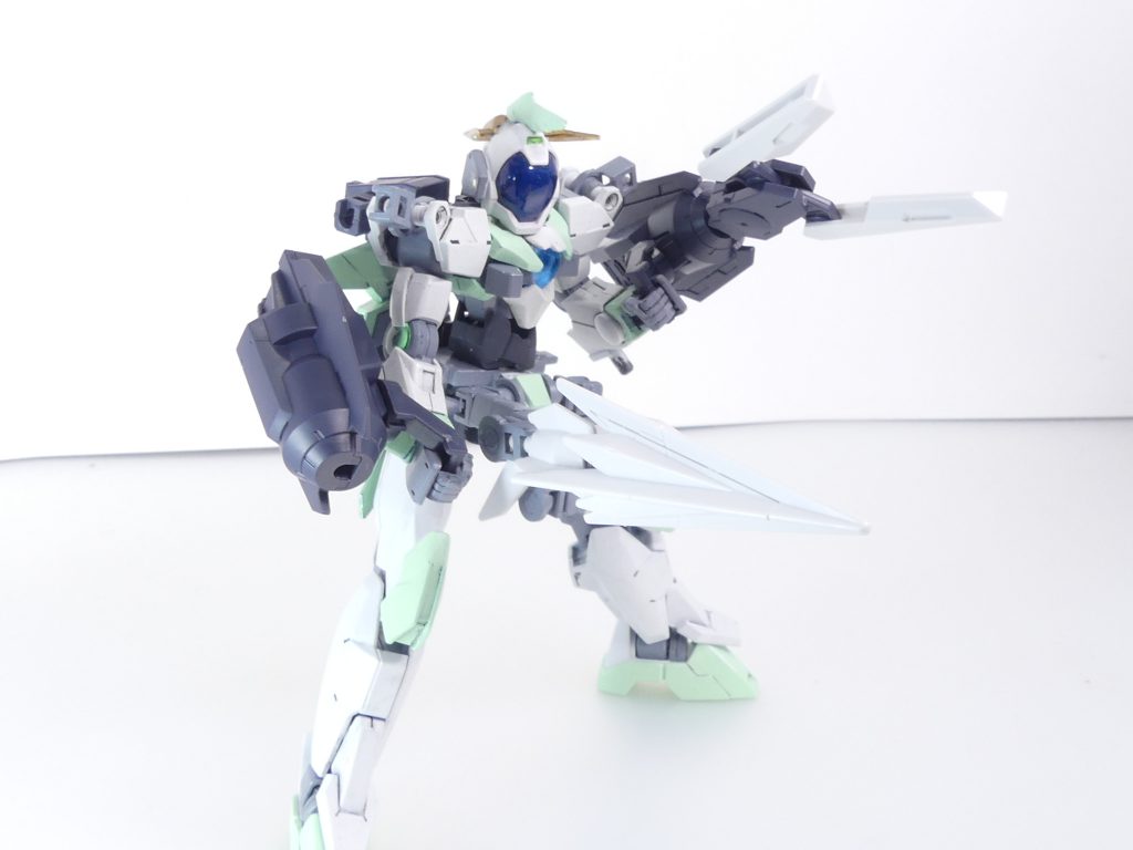 手に持たせたりドリルをサブアームに付けたり。