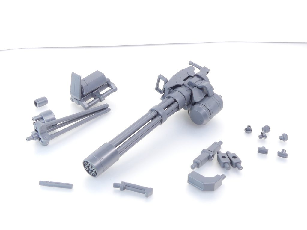 セット内容。・ジャイアントガトリング（「ＢＦＴ」作中仕様）本体・差し替えパーツ各種・1/100ガンプラ対応グリップ・ジョイントパーツ各種・アクセサリーパーツ（丸・角）各種製作には珍しく「アンダーゲート」も使います。説明書の指示に従いましょう。アクセサリーパーツは丸が４個、角が３個付属。のちに「30ＭＭ」にも使われる３ミリ穴隠しの先駆け的存在。ジョイントは一軸角度付けタイプが１個、エネルギーパックの位置替えが１個、汎用の軸穴タイプが２個付属。