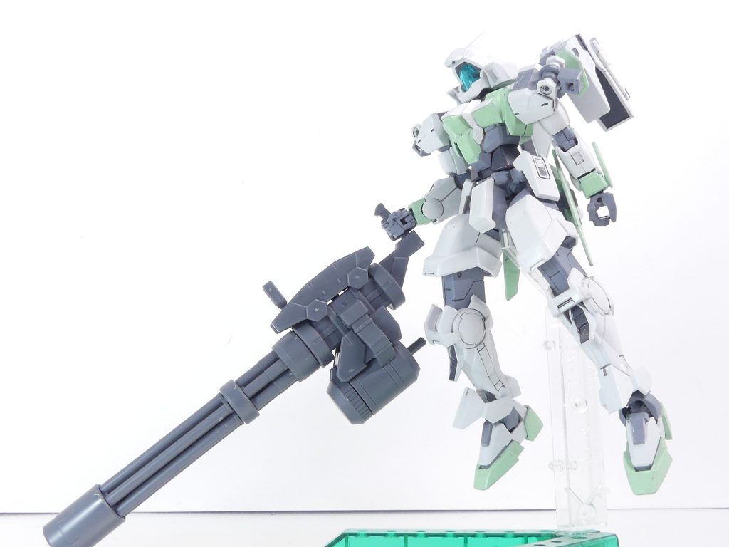 第99改「巨大なる得物」巨大な得物って、･･･うん、かっこいい。～バー・「アルケミスト」。アルザス・リースリングの昔話～ＧＢＮは･･･なんというか、「慣れた」。いろんな武装を作って、世に出し続けて･･･そのノウハウがいろいろと蓄積されて。武装自体の考え方も、ミッションへの登場のさせ方も変わっていったわ。「３ミリ軸」って言うのは昔からだけど、汎用性が高くていいジョイントよね。それを使った武装「システム」が構築されていったの。より汎用性重視になった･･･っていうのかな。「システム」自体を何個かのミッションに分けてパーツデータにしたりとかね。この武器のこのパーツとか、ダイバー個人によって使いたいパーツは違うもの。･･･そして、組み上げて完成するのは巨大なガトリング。1/144にはちょっと大きいけど、大きければ大きいほどいいってのは武装の鉄則。扱うパワーはいるけど、攻撃力と･･･見栄えが上がるってものよ。今回は1/100に対応するグリップも付けてくれたりして。