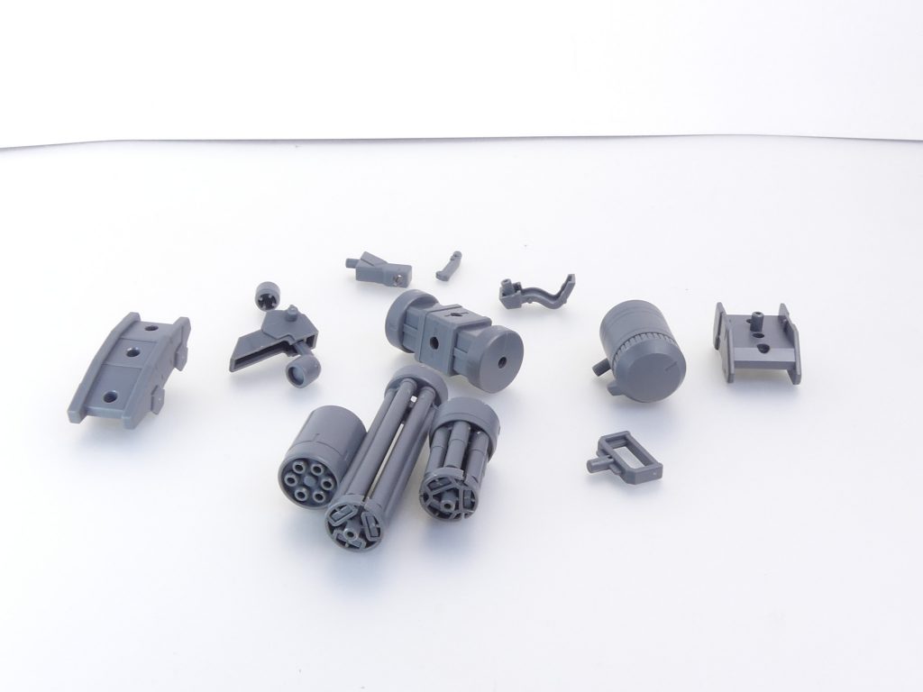 ここからパーツをばらばらに･･･ダンベル状の中央パーツを基点に、砲身・エネルギーパックなどを自由に組み替えてオリジナルの武器が作れます。開いている穴は全て３ミリ。基本センサー部分もそれぞれ３ミリで外せるという凝りよう。