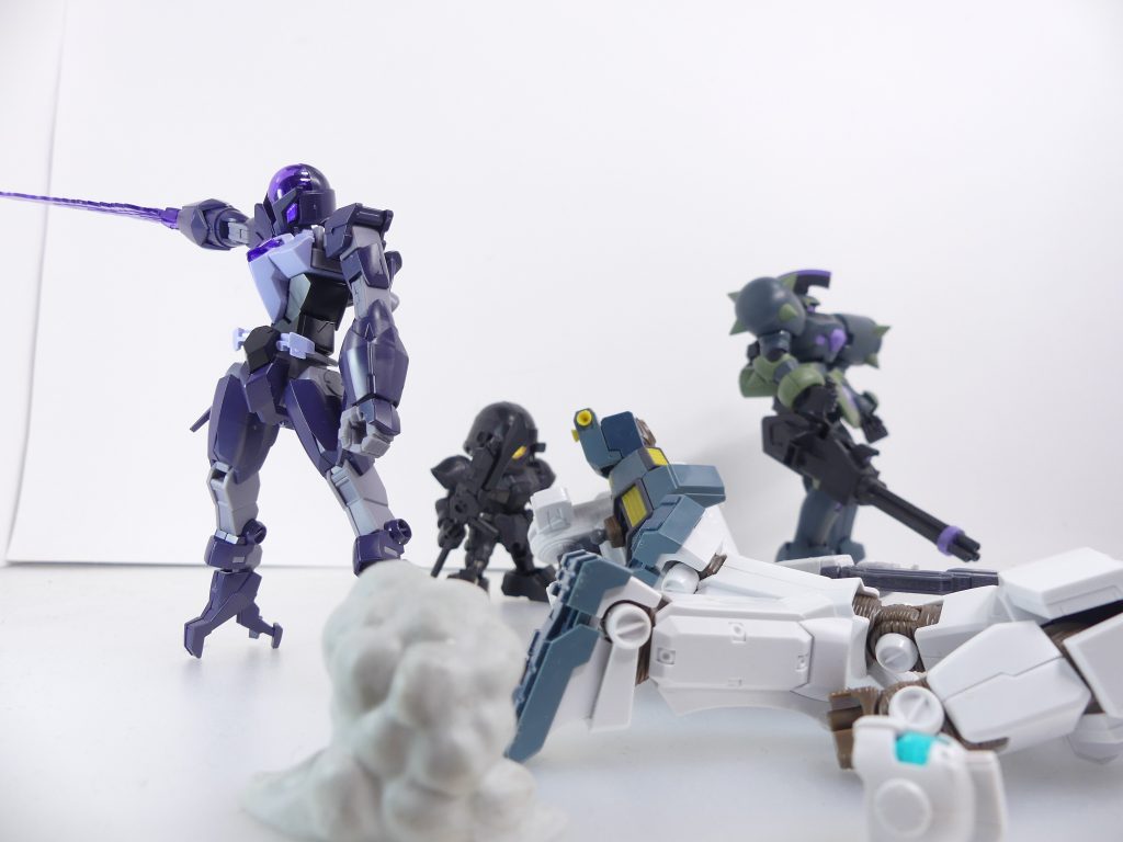 第100改「ラストミッションＩＩＩ：最後の使命（前編）」～現実世界のニュース～全国各地で、オンラインゲーム・ＧＢＮ（ガンプラバトル・ネクサス・オンライン）をプレイしたプレイヤーがけがやめまい、吐き気を訴える事象が多発しています。各地の病院には負傷者が次々に運び込まれています。病院にいたプレイヤーは、「惑星・エルドラ」･･･謎の通信障害事件の発生源となったらしい惑星の名を口にする人が･･･「信じてください！俺達、エルドラから来た「ヒトツメ」と戦ってたんです！それで、いた･･･腕をけがして、ログアウトして･･･俺のフォースは、どうなったんですか・・・！」ＧＢＮは、国内でも数百万の登録者がいる一大仮想空間ゲームとなっていますが、この事件が先日行われた「バージョンアップ」によるものという意見はネット上で強く交わされており･･･運営会社は、黙秘を貫いています。現状では、ＧＢＮのサービスを急に停止する予定はないとのことです。国も、ＧＢＮ内の調査に乗り出そうとしましたが･･･ガンプラを制作した事のある議員は限られ･･･