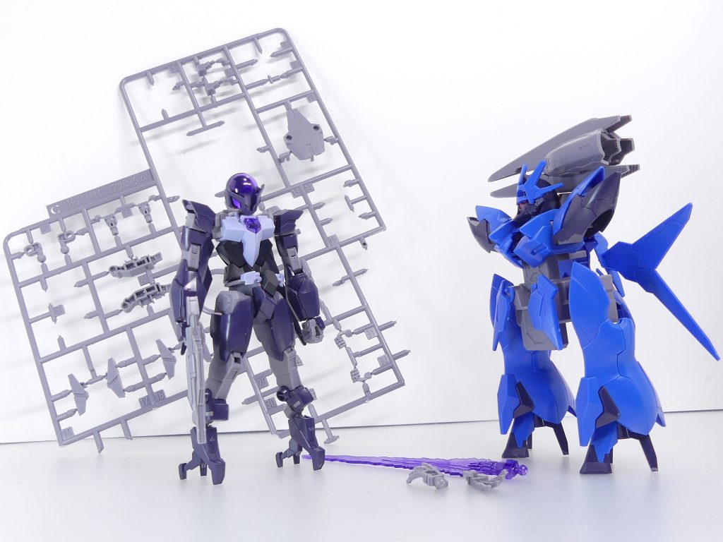 アルス（エルドラ）コアガンダム：ヒトツメの主・アルスは、チーム・新生「ビルドダイバーズ」の中で中心戦力となっているヒロトのコアガンダムとプラネッツシステムを解析し、独自の戦力として製作した。コアガンダム時点でもヒロトのオリジナルを上回る性能を有するほか、独自解析して開発したアーマー換装システムを持ってビルドダイバーズの前に立ちはだかった。ちなみに紫目状態では「エルドラコアガンダム」。アルスが直接操縦する際は目が赤くなり「アルスコアガンダム」となる。･･･と、その前に「HGBD:R アルスアースリィガンダム」を。店頭在庫は既に少なくなっていますが（７月は公式HPで確認した限り再販無し）･･･皆様手に入れていますでしょうか。内容としてはアルス（エルドラ）コアガンダムにアーマーとその台座のセット。