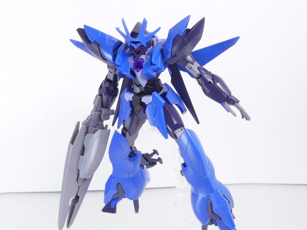 コアチェンジ、ドッキング･･･ゴー：ヒロトのコアガンダムと同様のかけ声でアーマーを装着。アーマーは専用の台座が用意されているほか、各パーツがどこかからばらばらに飛んできて合体させることも可能。アルス系コアガンダムの特徴は「頭部を差し替える」ことと「腕部は最初から伸びている」こと、「サーベルは専用平手パーツ」であること。頭部差し替えについては後述。腕部についてはコアガンダム時点から延長パーツをかます形となっています。関節部とコアスプレーガンは通常コアガンダムと共通の金型です。１パーツ武器持ち手と平手（左右）が追加で付属。