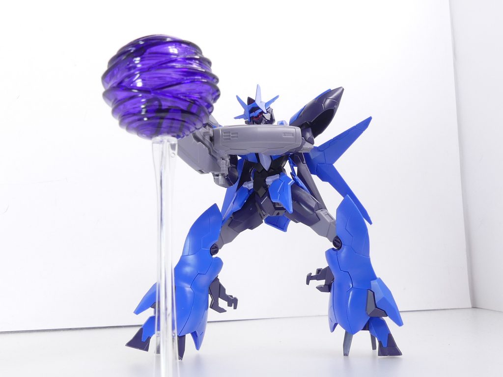 バーストシューティング：アルスアースリィの出力は、ヒロトのコアガンダムIIを上回るものだった。アルスアースリィはアースリィと同様、シンプルなバトルスタイルが最大限の効果を発揮する構成である。バーストシューティングも同様に行うが、左手部分にはライフルからコードが直接巻き付く形となっており「ガンプラ」とは違う「生物」感も漂わせる。左手は添えるだけ。グリップなし。写真のエフェクトは「ポケプラ　ミュウツー＆ミュウ＆ピカチュウセット」のシャドーボールです。配信再開までに視聴を追いつこうとしているところ。直近で見た16話から。