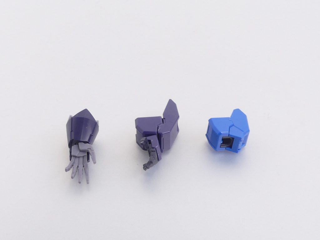 腕部ユニットは付属しません。コアガンダムＩ・ＩＩに装着する場合はどこかから持ってきてあげてね。左からアルスアースリィ、ユーラヴェン、アースリィ。アルスアースリィは取り付け方向を選ばないのが強みですが３ミリ穴がないという。