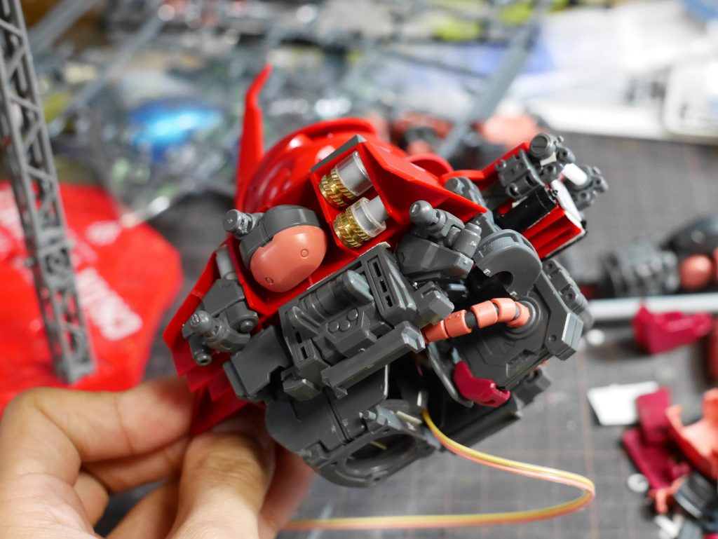 内部メカは主にMGのザク・シャアザクあたりから。スケールモデルの余ったパーツなども取り付けて、ごちゃごちゃとさせています。外面と内部のディテールを量の対比を意識して。